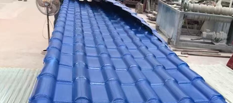 蓝色合成树脂瓦图片展示880型或1050型，波长为220mm/250mm