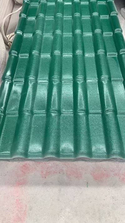 绿色合成树脂瓦图片展示880型或1050型，波长为220mm/250mm具有抗腐蚀抗冲击耐老化重量轻阻燃